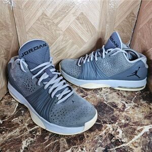Air Jordan men's  5 am basketball shoes gray size 11.      290